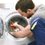 Ein Techniker repariert eine Waschmaschine