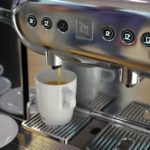 Espresso aus einem Kaffeevollautomaten