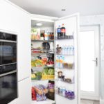 Offener Kühlschrank mit Lebensmittel in einer Küche.