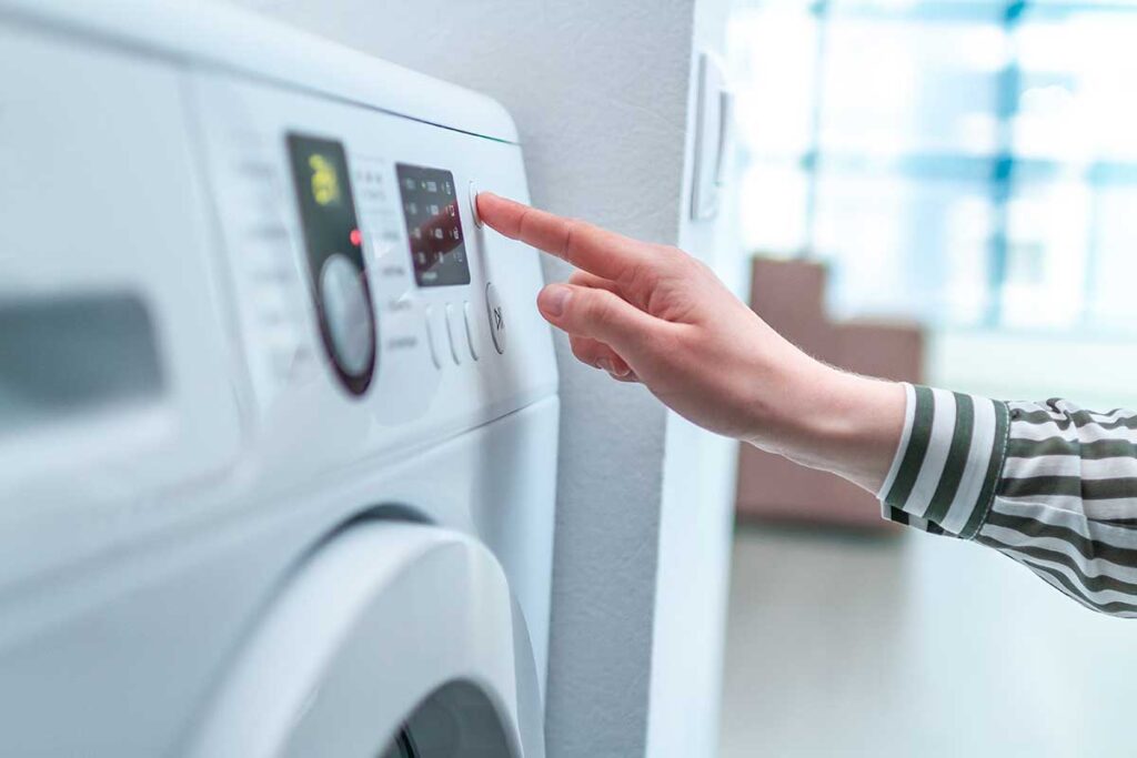 Hand bedient Programme einer Waschmaschine